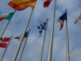 Η Ελληνική σημαία μας κυματίζει ανάμεσα στις άλλες 