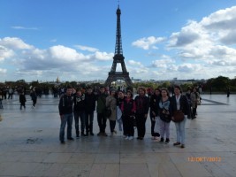 Στο Παρίσι με φόντο τον Πύργο του ΑΙΦΕΛ