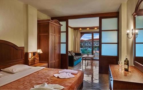 Toroni-Blue-Sea-Hotel-Halkidiki-Family-room-004-1
